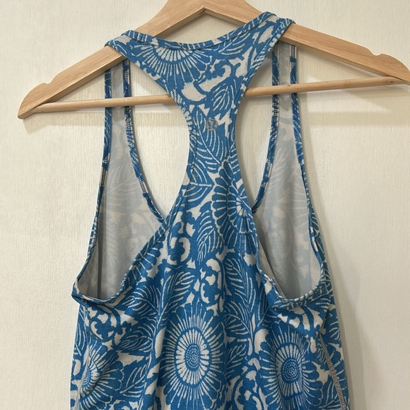 LULEMON WOMENS ACTIVEWEAR TANK TOP BLUE WHITE FLORAL Sz MD o LG - Picture 3 of 10